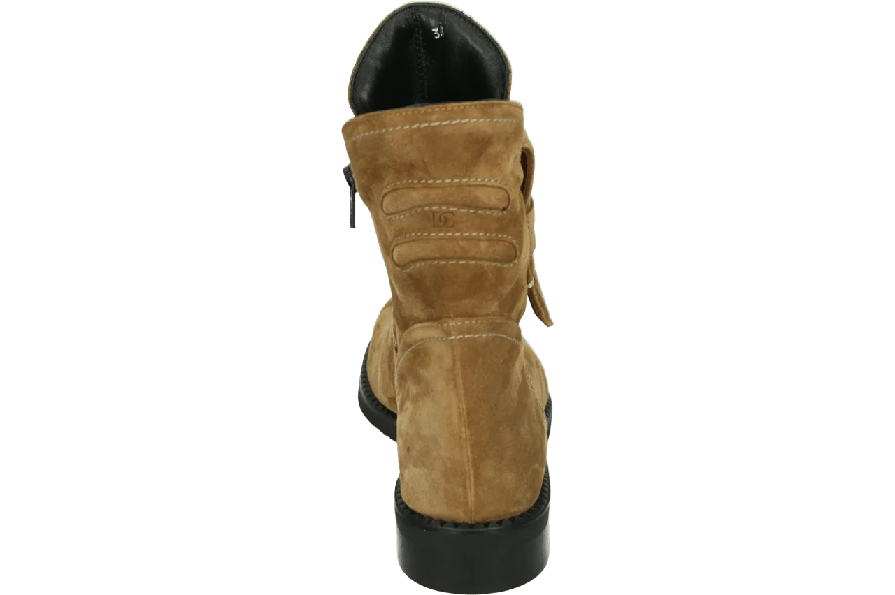 Donna Carolina 56.428.316 332.15.043